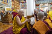 Настоятель монастыря Намгьял помогает проводить церемонию дарования монашеских обетов, организованную в резиденции Его Святейшества Далай-ламы. Дхарамсала, штат Химачал-Прадеш, Индия. 2 марта 2023 г. Фото: Тензин Чойджор (офис ЕСДЛ).