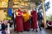 Обходя вокруг главного тибетского храма, Его Святейшество Далай-лама приветствует собравшихся. Дхарамсала, штат Химачал-Прадеш, Индия. 8 марта 2023 г. Фото: Тензин Чойджор (офис ЕСДЛ).