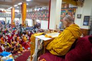 Его Святейшество Далай-лама обращается к собравшимся во время предварительного посвящения Чакрасамвары. Дхарамсала, штат Химачал-Прадеш, Индия. 8 марта 2023 г. Фото: Тензин Чойджор (офис ЕСДЛ).