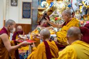 Монахи помогают Его Святейшеству Далай-ламе проводить ритуалы во время предварительного посвящения Чакрасамвары в главном тибетском храме. Дхарамсала, штат Химачал-Прадеш, Индия. 8 марта 2023 г. Фото: Тензин Чойджор (офис ЕСДЛ).