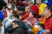 Буддисты из Монголии слушают Его Святейшество Далай-ламу во время предварительного посвящения Чакрасамвары в главном тибетском храме. Дхарамсала, штат Химачал-Прадеш, Индия. 8 марта 2023 г. Фото: Тензин Чойджор (офис ЕСДЛ).