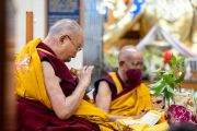 Его Святейшество Далай-лама проводит подготовительные практики к предварительному посвящению Чакрасамвары, организованному в главном тибетском храме. Дхарамсала, штат Химачал-Прадеш, Индия. 8 марта 2023 г. Фото: Тензин Чойджор (офис ЕСДЛ).