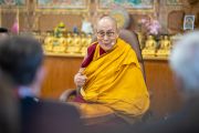 Во время первого дня двухдневного диалога на тему «Лидерство и счастье» Его Святейшество Далай-лама выступает с обращением. Дхарамсала, штат Химачал-Прадеш, Индия. 23 марта 2023 г. Фото: Тензин Чойджор (офис ЕСДЛ).