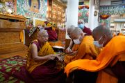 Настоятель монастыря Намгьял совершает ритуал благословения монашеских одеяний кандидатов. Резиденция Его Святейшества Далай-ламы в Дхарамсале, Индия, 26 марта 2023 года. Фото: Тензин Джампел (офис ЕСДЛ).