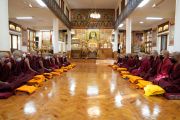 Кандидаты ожидают приглашения в зал, где проводится церемония дарования монашеских обетов. В течение трех недель в резиденции Его Святейшества Далай-ламы в Дхарамсале 634 монаха и монахини из 9 стран получили монашеские обеты. Индия, 26 марта 2023 года. Фото: Тензин Джампел (офис ЕСДЛ).