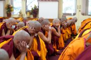 В ожидании своей очереди во время церемонии посвящения в монахи в резиденции Его Святейшества Далай-ламы кандидаты прикрывают уши. Дхарамсала, Индия. 26 марта 2023 года. Фото: Тензин Джампел (офис ЕСДЛ).