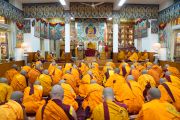 Его Святейшество Далай-лама обращается к кандидатам во время церемонии дарования монашеских обетов. Дхарамсала, Индия. 26 марта 2023 года. Фото: Тензин Джампел (офис ЕСДЛ).
