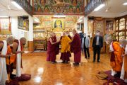 Его Святейшество Далай-лама покидает зал по завершении последнего дня церемонии дарования монашеских обетов. Дхарамсала, Индия. 26 марта 2023 года. Фото: Тензин Джампел (офис ЕСДЛ).