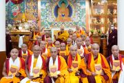 Его Святейшество Далай-лама позирует для группового фото с новыми полностью посвященными монахами. Дхарамсала, Индия. 26 марта 2023 года. Фото: Тензин Джампел (офис ЕСДЛ).