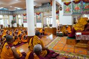 Его Святейшество Далай-лама выступает во время заключительной церемонии дарования монашеских обетов, состоявшейся в резиденции Его Святейшества. В ходе церемонии за три недели 634 монаха и монахини из 9 стран приняли участие и получили посвящение. Дхарамсала, Индия. 26 марта 2023 года. Фото: Тензин Джампел (офис ЕСДЛ).