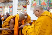 По завершении церемонии Его Святейшество Далай-лама подносит каждому из новых полностью посвященных монахов статуэтку Будды. Дхарамсала, Индия. 26 марта 2023 года. Фото: Тензин Джампел (офис ЕСДЛ).