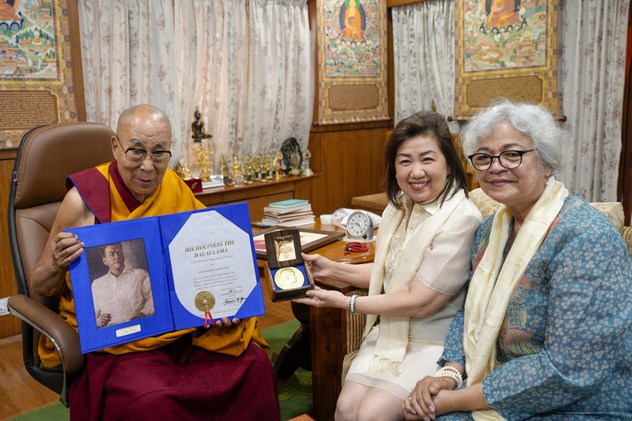 Фоторепортаж. Его Святейшеству Далай-ламе вручили премию Рамона Магсайсая – 1959