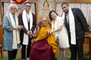 После получения премии Рамона Магсайсая – 1959 Его Святейшество Далай-лама фотографируется с членами Фонда премии Рамона Магсайсая. Дхарамсала, штат Химачал-Прадеш, Индия. 26 апреля 2023 г. Фото: Тензин Чойджор (офис ЕСДЛ).