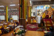 Его Святейшество Далай-лама обращается к собравшимся во время молебна о долголетии, организованного Фондом Поддержания Махаянской Традиции (ФПМТ). Дхарамсала, штат Химачал-Прадеш, Индия. 24 мая 2023 г. Фото: Тензин Чойджор (офис ЕСДЛ).