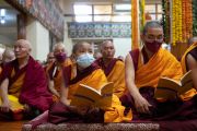 Монахи, собравшиеся в главном тибетском храме, читают молитвы о долголетии Его Святейшества Далай-ламы. Дхарамсала, штат Химачал-Прадеш, Индия. 24 мая 2023 г. Фото: Тензин Чойджор (офис ЕСДЛ).