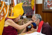 Во время церемонии подношения молебна о долголетии Его Святейшество Далай-лама шутливо приветствует Янгси Ринпоче, президента колледжа «Майтрипа». Дхарамсала, штат Химачал-Прадеш, Индия. 24 мая 2023 г. Фото: Тензин Чойджор (офис ЕСДЛ).