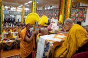 Монахи совершают традиционные подношения Его Святейшеству Далай-ламе во время молебна о долголетии, организованного Фондом Поддержания Махаянской Традиции (ФПМТ). Дхарамсала, штат Химачал-Прадеш, Индия. 24 мая 2023 г. Фото: Тензин Чойджор (офис ЕСДЛ).