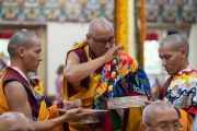 Мастер ритуального пения и его помощники делают подношение мандалы во время молебна о долголетии Его Святейшества Далай-ламы. Дхарамсала, штат Химачал-Прадеш, Индия. 24 мая 2023 г. Фото: Тензин Чойджор (офис ЕСДЛ).