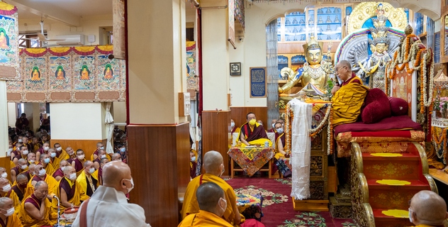 Запись прямой трансляции. Его Святейшество Далай-лама. Учения по случаю Дня рождения, пробуждения и ухода в махапаринирвану Будды Шакьямуни