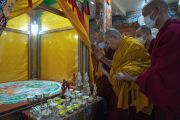 Его Святейшество Далай-лама рассматривает песочную мандалу Гухьясамаджи, построенную монахами монастыря Намгьял в храме Калачакры. Дхарамсала, штат Химачал-Прадеш, Индия. 2 июня 2023 г. Фото: Тензин Чойджор (офис ЕСДЛ).