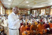 Участник встречи задает вопрос Его Святейшеству Далай-ламе. Дхарамсала, штат Химачал-Прадеш, Индия. 13 июня 2023 г. Фото: дост. Тензин Джампхел (офис ЕСДЛ).