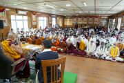 Вид на зал собраний резиденции Его Святейшества Далай-ламы во время его встречи с членами Молодежного буддийского общества Индии. Дхарамсала, штат Химачал-Прадеш, Индия. 13 июня 2023 г. Фото: дост. Тензин Джампхел (офис ЕСДЛ).