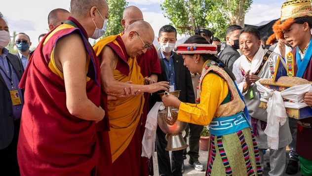 Далай-лама посетил Тибетскую детскую деревню в Чогламсаре