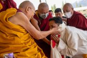 Его Святейшество Далай-лама приветствует главного представителя Центральной тибетской администрации в Ладаке Дхондупа Таши. Ле, Ладак, Индия. 26 июля 2023 г. Фото: Тензин Чойджор (офис ЕСДЛ).
