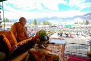 Его Святейшество Далай-лама смотрит на площадку школы Тибетской детской деревни Чогламсара, где собралось более 5000 членов тибетского сообщества Ладака, чтобы послушать его обращение. Ле, Ладак, Индия. 26 июля 2023 г. Фото: дост. Замлинг Норбу (офис ЕСДЛ).