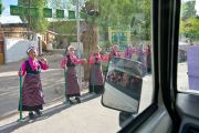Тибетские школьницы выстроились вдоль дороги, чтобы поприветствовать Его Святейшество Далай-ламу по прибытии в школу Тибетской детской деревни Чогламсара на встречу с членами тибетского сообщества Ладака. Ле, Ладак, Индия. 26 июля 2023 г. Фото: дост. Замлинг Норбу (офис ЕСДЛ).