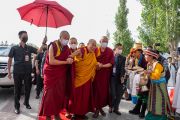 Его Святейшеству Далай-ламе оказывают традиционный прием по прибытии на встречу с тибетским сообществом Ладака. Ле, Ладак, Индия. 26 июля 2023 г. Фото: Тензин Чойджор (офис ЕСДЛ).
