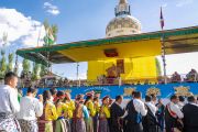 Его Святейшество Далай-лама благодарит артистов, которые выступали во время его встречи с членами тибетского сообщества Ладака. Ле, Ладак, Индия. 26 июля 2023 г. Фото: Тензин Чойджор (офис ЕСДЛ).