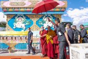 По завершении встречи с членами тибетского сообщества Ладака Его Святейшество Далай-ламу провожают к автомобилю. Ле, Ладак, Индия. 26 июля 2023 г. Фото: Тензин Чойджор (офис ЕСДЛ).