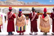 Артисты исполняют традиционные песни и танцы во время торжественного приема, организованного в честь Его Святейшества Далай-ламы в Синдху Гате. Ле, Ладак, Индия. 16 августа 2023 г. Фото: Тензин Чойджор (офис ЕСДЛ).