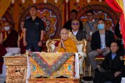 Его Святейшество Далай-лама смотрит выступления артистов во время торжественного приема в Синдху Гате, организованного Ладакским автономным горным советом по развитию. Ле, Ладак, Индия. 16 августа 2023 г. Фото: Тензин Чойджор (офис ЕСДЛ).
