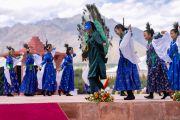 Учащиеся школы Ламдон выступают во время торжественного приема, организованного в честь Его Святейшества Далай-ламы в Синдху Гате. Ле, Ладак, Индия. 16 августа 2023 г. Фото: Тензин Чойджор (офис ЕСДЛ).