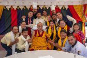 Его Святейшество Далай-лама фотографируется с персоналом кухни по завершении торжественного приема, организованного Ладакским автономным горным советом по развитию в Синдху Гате. Ле, Ладак, Индия. 16 августа 2023 г. Фото: Тензин Чойджор (офис ЕСДЛ).
