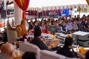 Его Святейшество Далай-лама обращается к собравшимся во время торжественного приема, организованного Ладакским автономным горным советом по развитию. Ле, Ладак, Индия. 16 августа 2023 г. Фото: Тензин Чойджор (офис ЕСДЛ).