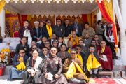 Его Святейшество Далай-лама фотографируется с членами Ладакского автономного горного совета по развитию. Ле, Ладак, Индия. 16 августа 2023 г. Фото: Тензин Чойджор (офис ЕСДЛ).