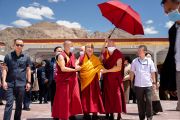 Его Святейшество Далай-лама идет на обед с членами Ладакского автономного горного совета по развитию. Ле, Ладак, Индия. 16 августа 2023 г. Фото: Тензин Чойджор (офис ЕСДЛ).