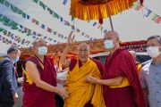 Его Святейшество Далай-лама машет собравшимся, по прибытии в Аби-Спанг Спитук на прием, организованный в его честь Ассоциацией буддистов Ладака и Ассоциацией ладакских монастырей. Ле, Ладак, Индия.  23 августа 2023 г. Фото: Тензин Чойджор (Офис ЕСДЛ).