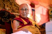 Его Святейшество Далай-лама любуется окрестностями перед началом мероприятия. Ле, Ладак, Индия. 23 августа 2023 года. Тензин Чойджор (Офис ЕСДЛ).