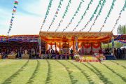 Вид на шатры в Аби-Спанг Спитук во время торжественного мероприятия в честь Его Святейшества Далай-ламы, организованного Ассоциацией буддистов Ладака и Ассоциацией ладакских монастырей. Ле, Ладак, Индия, 23 августа 2023 г. Тензин Чойджор (Офис ЕСДЛ).