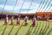 Артисты исполняют традиционные народные песни и танцы во время приема в честь Его Святейшества Далай-ламы в Аби-Спанг Спитук. Ле, Ладак, Индия. 23 августа 2023 года. Тензин Чойджор (Офис ЕСДЛ).