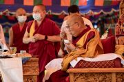 Его Святейшество Далай-лама обедает во время культурной программы в Аби-Спанг Спитук. Ле, Ладак, Индия. 23 августа 2023 года. Тензин Чойджор (Офис ЕСДЛ).