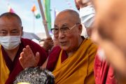 Его Святейшество Далай-лама приветствует собравшихся, направляясь к машине по завершении приема в Аби-Спанг Спитук. Ле, Ладак, Индия. 23 августа 2023 года. Тензин Чойджор (Офис ЕСДЛ).