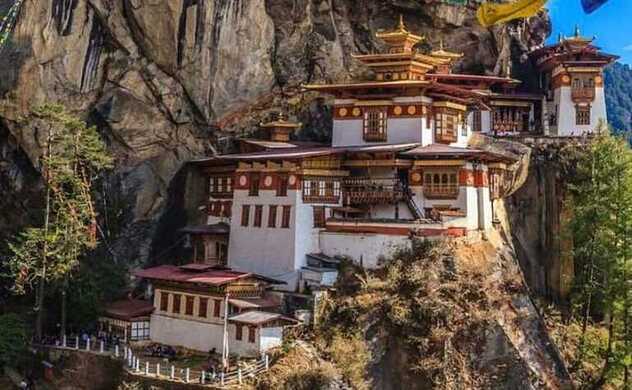 Власти Бутана решили вдвое снизить туристический налог