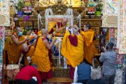 Старшие монахи из Тайваня преподносят традиционные подношения Его Святейшеству Далай-ламе. Дхарамсала, штат Химачал-Прадеш, Индия. 4 октября 2023 г. Фото: дост. Замлинг Норбу (офис ЕСДЛ).
