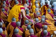 Монахи раздают освященные ритуальные субстанции во время посвящения Авалокитешвары, дарованного Его Святейшеством Далай-ламой. Дхарамсала, штат Химачал-Прадеш, Индия. 4 октября 2023 г. Фото: дост. Замлинг Норбу (офис ЕСДЛ).