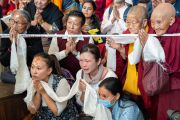 Слушатели почтительно провожают Его Святейшество Далай-ламу, который покидает главный тибетский храм по завершении заключительного дня учений, организованных по просьбе тайваньских буддистов. Дхарамсала, штат Химачал-Прадеш, Индия. 4 октября 2023 г. Фото: Тензин Чойджор (офис ЕСДЛ).